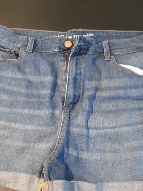 Juniors No Boundaries med wash jean shorts sz 17